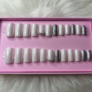 I’m selling silver plain press on nails which comes with glue in the box